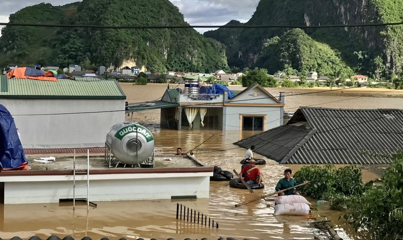 Ông Lò Minh Huệ, Chủ tịch UBND xã Tông Cọ (huyện Thuận Châu, tỉnh Sơn La) cho biết trên VOV, xã có 7 bản thì 3 bản bị thiệt hại nặng, trong đó 115 hộ dân ở 3 bản Phé, Thúm Cáy và bản Cọ bị ngập sâu trong nước. Riêng bản Phé đến tối 25/7 vẫn còn 39 hộ dân nước ngập đến nóc nhà, nhiều hộ thì nhà còn không thấy nóc bởi nơi nước ngập sâu nhất đến chừng 6-7 mét.