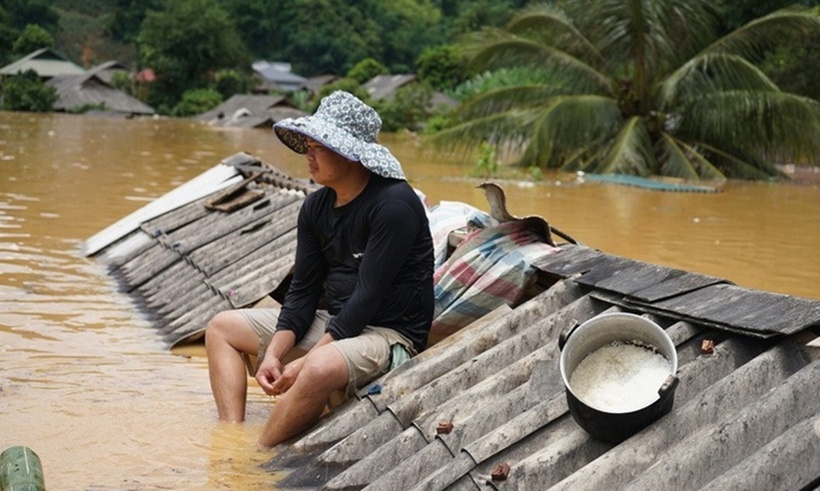 Nhằm chung tay giúp đỡ bà con vùng lũ sớm ổn định cuộc sống trước mắt, nhiều tổ chức, cá nhân hảo tâm đã mang mì tôm, gạo, nước uống và tiền mặt đến ủng hộ, hỗ trợ. Chiều ngày 25/7, Hội Chữ thập đỏ tỉnh Sơn La cũng đã đến thăm, tặng 60 suất quà cho 60 hộ gia đình có nhà ở bị ngập hoàn toàn tại các bản: Phé, Cọ, Thúm Cáy, xã Tông Cọ, huyện Thuận Châu, với tổng trị giá 90 triệu đồng.