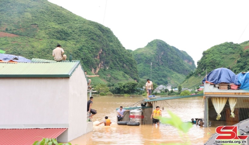 "Hiện nay và con nhân đang hết sức khó khăn, bị cô lập và không thể tiếp cận bên ngoài. Trước tình hình như vậy thì xã đã chỉ đạo các ngành, đoàn thể và lực lượng dân quân tự vệ phối hợp giúp đỡ bà con nông dân, trước hết là di chuyển người để đảm bảo an toàn. Hai nữa là di chuyển các tài sản của bà con ra khỏi vùng nguy hiểm", ông Huệ nói.
