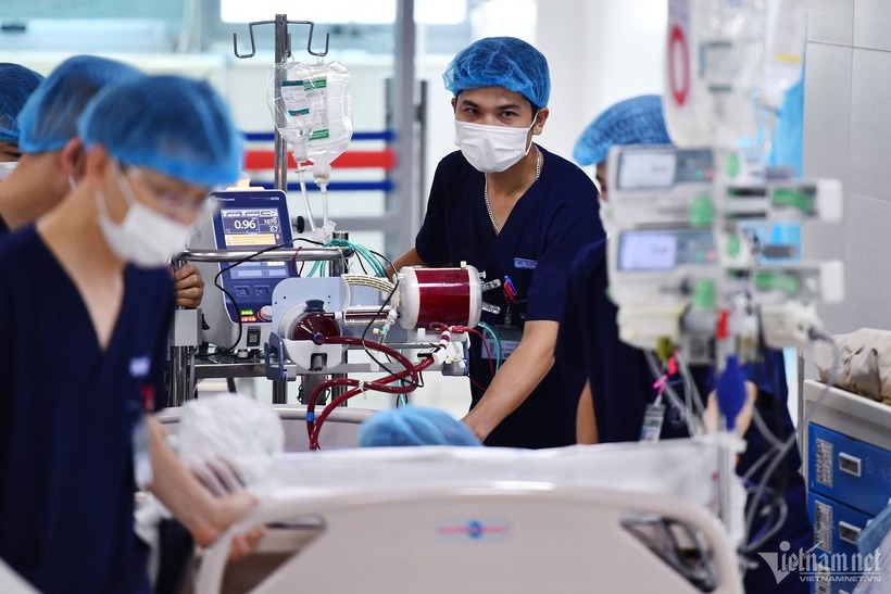 Bệnh nhân ngộ độc methanol được các bác sĩ cấp cứu. Ảnh: VietNamnet