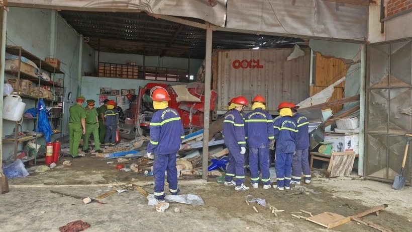 Xe ô tô đầu kéo lao vào dãy nhà dân bên đường, làm 3 người tử vong, một người bị thương. Ảnh: VOV