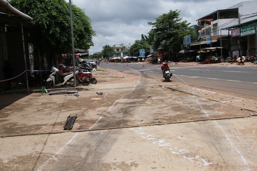 Hiện trường vụ tai nạn kéo dài vài trăm mét. (Ảnh: Tiền phong)