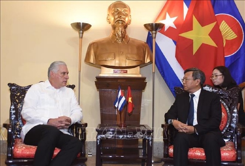 Bí thư thứ Nhất Ban Chấp hành Trung ương Đảng Cộng sản, Chủ tịch Cuba Miguel Díaz-Canel Bermúdez chia buồn cùng Đại sứ Việt Nam Lê Quang Long. Ảnh: Việt Hùng/PV TTXVN tại Cuba
