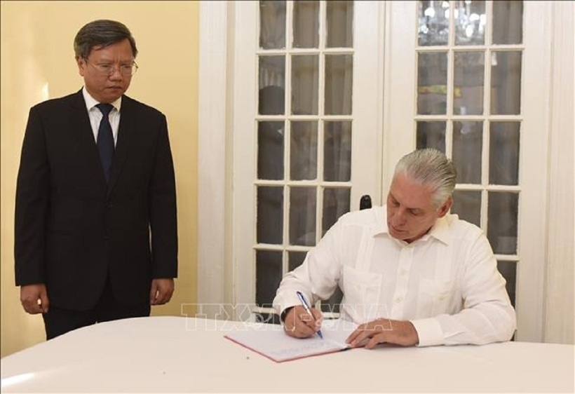 Bí thư thứ Nhất Ban Chấp hành Trung ương Đảng, Chủ tịch Cuba Miguel Díaz-Canel Bermúdez ghi sổ tang. Ảnh: Việt Hùng/PV TTXVN tại Cuba