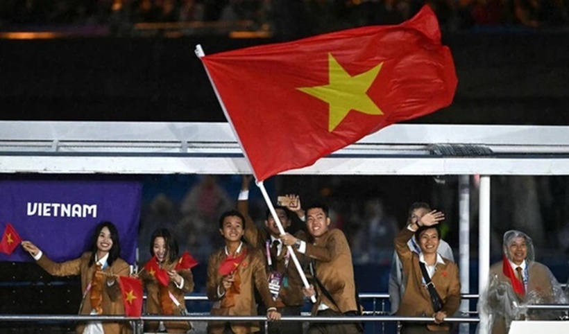 Đoàn Thể thao Việt Nam tham dự Lễ Khai mạc Olympic (26/7) với 10 thành viên. Tại Lễ Khai mạc VĐV Lê Đức Phát (Cầu lông) và Nguyễn Thị Thật (Xe đạp) là người cầm cờ của Đoàn Thể thao Việt Nam. Đoàn Thể thao Việt Nam tham dự Olympic Paris 2024 gồm 39 thành viên (trong đó có 1 trưởng đoàn, 32 VĐV, HLV và chuyên gia, 2 bác sĩ, 4 cán bộ đoàn). Trưởng đoàn Thể thao Việt Nam là Cục trưởng Cục TDTT Đặng Hà Việt. 32 VĐV, HLV, chuyên gia được cử đi căn cứ vào số môn thể thao có suất tham gia kỳ Thế vận hội lần này gồm: Xe đạp, Bắn súng, Bắn cung, Judo, Cử tạ, Rowing, Canoeing, Boxing, Điền kinh, Bơi, Cầu lông.