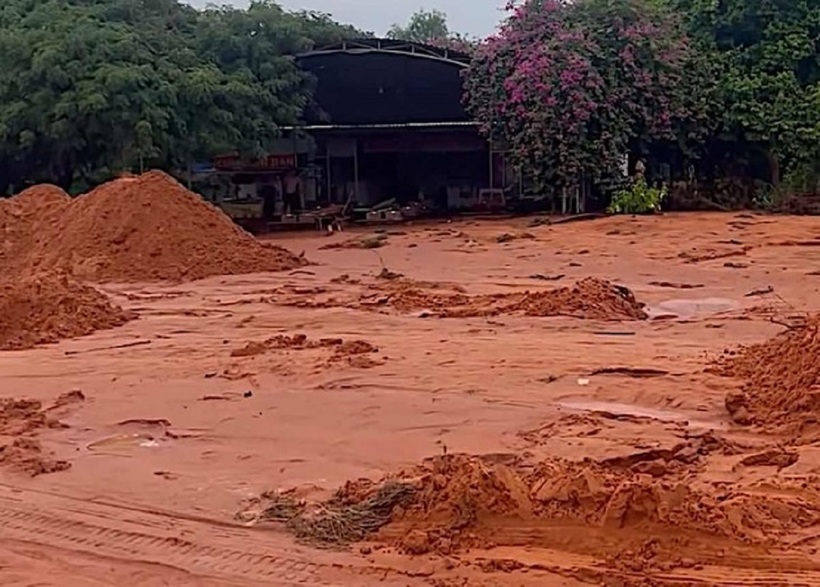Bùn đỏ tràn vào nhà dân