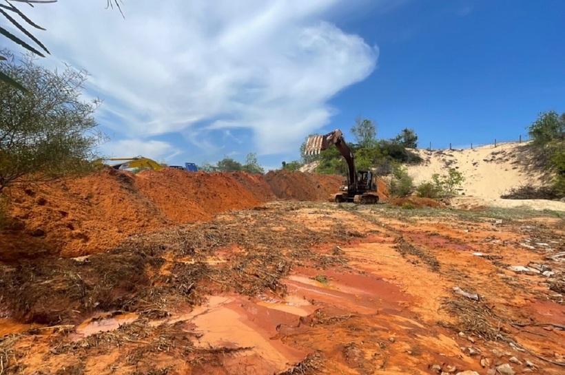 Một đồi cát đỏ có nguy cơ sạt lở tại TP.Phan Thiết
