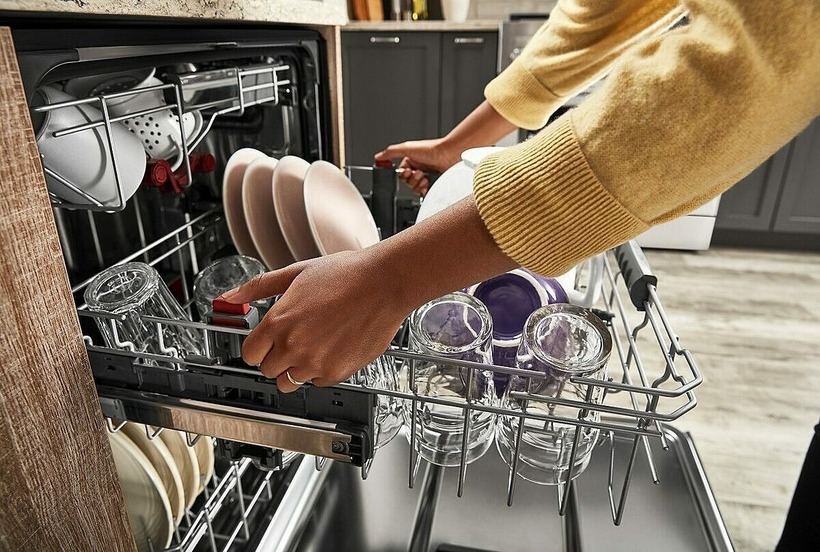 Để giảm thiểu nguy cơ nhiễm vi sinh vật gây bệnh từ máy rửa bát, việc vệ sinh thường xuyên là rất quan trọng. Ảnh minh họa