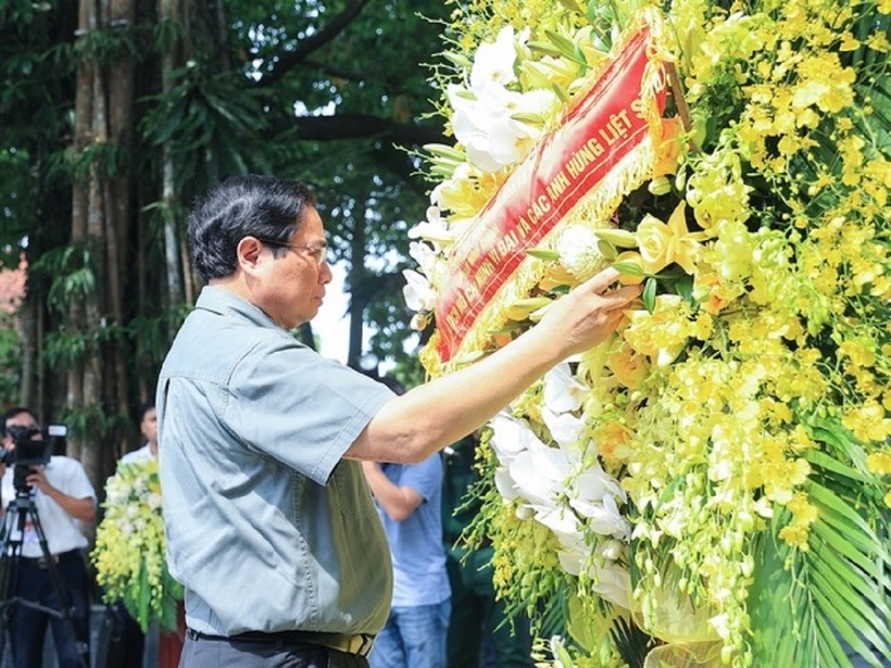 Thủ tướng Phạm Minh Chính và Đoàn công tác dâng hoa tại Khu di tích lịch sử Quốc gia 27/7 ở xóm Bàn Cờ, thị trấn Hùng Sơn, huyện Đại Từ, tỉnh Thái Nguyên (Ảnh: VGP).