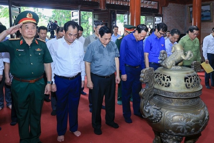 Thủ tướng Phạm Minh Chính dâng hương tại Khu di tích lịch sử Quốc gia 27/7 (Ảnh: VGP).