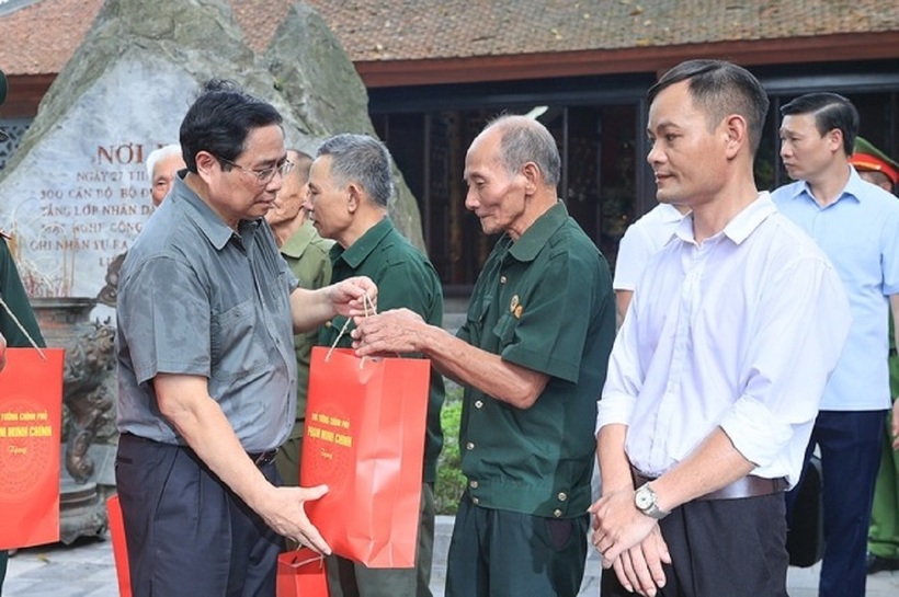 Thủ tướng tặng quà người có công với cách mạng và thân nhân liệt sĩ trên địa bàn huyện Đại Từ (Ảnh: VGP).