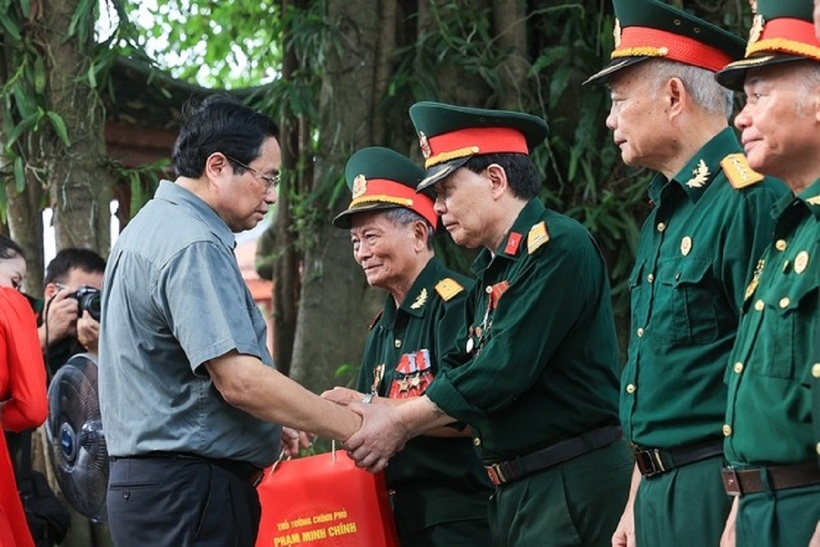Thủ tướng tặng quà người có công với cách mạng và thân nhân liệt sĩ trên địa bàn huyện Đại Từ (Ảnh: VGP).