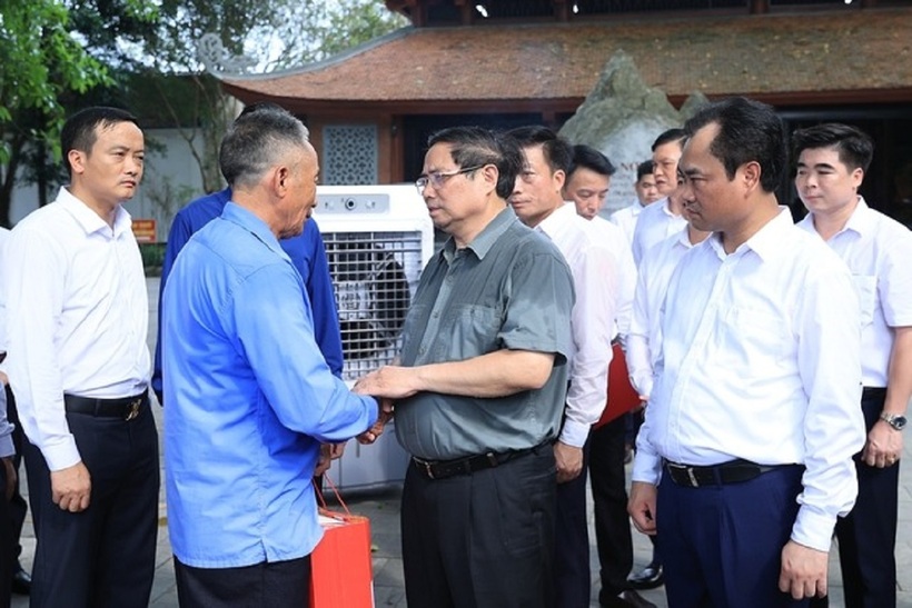 Thủ tướng trò chuyện với người có công với cách mạng và thân nhân liệt sĩ trên địa bàn huyện Đại Từ (Ảnh: VGP).