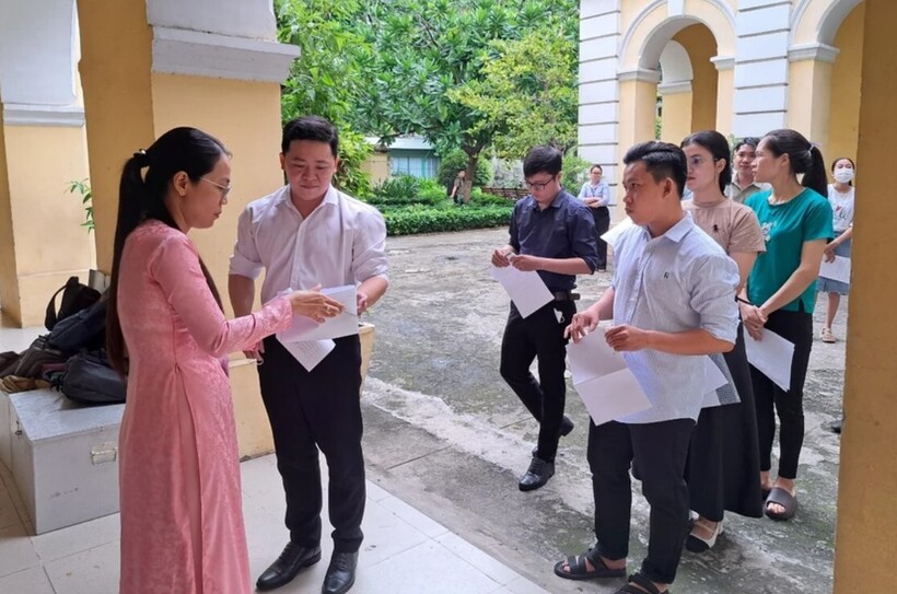 Hơn 1.000 ứng viên thi tuyển giáo viên, nhân viên trường học. Ảnh: PLO.