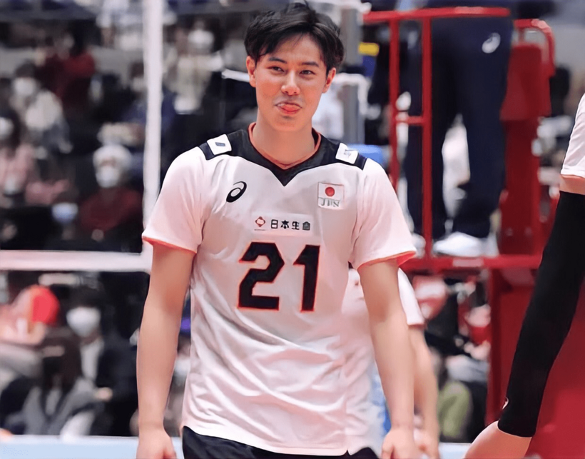 Ran Takahashi đã bắt đầu chơi bóng chuyền từ năm 7 tuổi. Cậu lựa chọn môn thể thao này sau khi được xem anh trai của mình, Rui Takahashi, chơi nó ở phòng tập thể dục. Sau khi cố gắng phát bóng thành công, cậu đã được huấn luyện viên khuyến khích tập luyện cả việc nhận bóng.