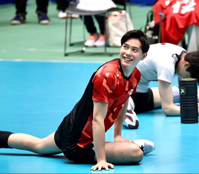 Trước khi tốt nghiệp, cậu là đội trưởng đội bóng chuyền của Đại học Khoa học Thể thao Nippon. Đội của cậu đã giành ngôi á quân trong Giải vô địch bóng chuyền liên trường toàn Nhật Bản năm 2020 và cậu thì nhận được giải thưởng "Cầu thủ ghi bàn xuất sắc nhất".