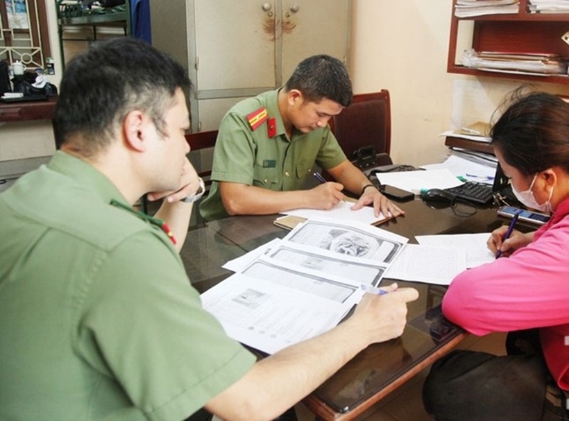 Công an tỉnh Thái Nguyên tiến hành lập biên bản, xử phạt người đăng tải thông tin sai sự thật. Ảnh: báo Tiền phong.