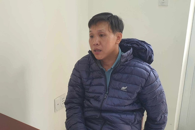 Đối tượng Cù Minh Bình tại cơ quan công an. Ảnh: Dân Trí