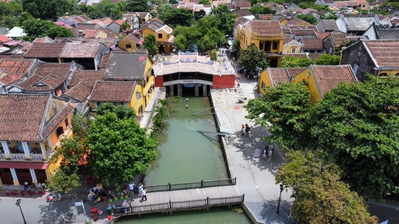 Toàn cảnh Chùa Cầu nhìn từ trên cao. Ảnh: Sài Gòn Giải Phóng