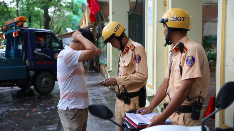 Lực lượng CSGT kiểm tra kiểm tra thông tin của giấy tờ trong tài khoản định danh điện tử trên Ứng dụng định danh quốc gia