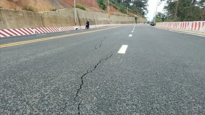 Xuất hiện vết nứt trên đường đèo Prenn. Ảnh: Pháp luật TP.HCM