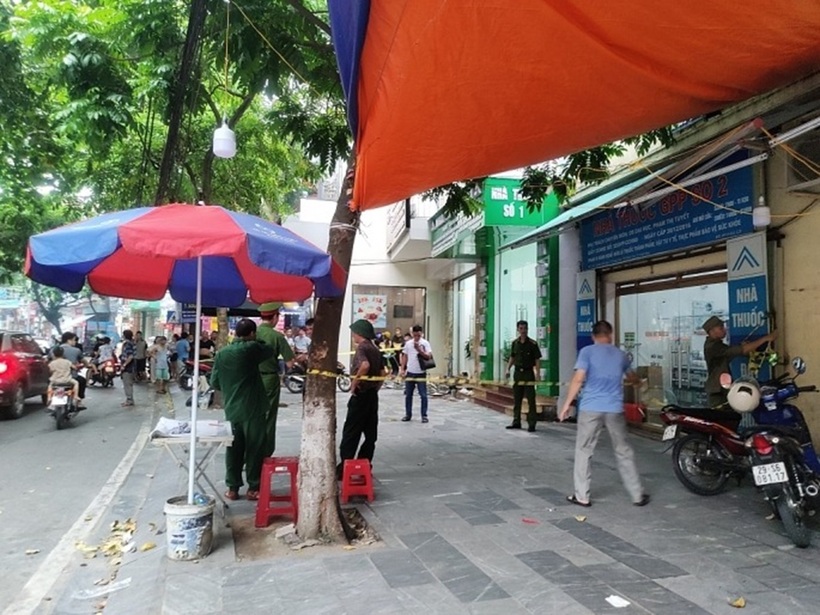 Công an phong tỏa hiện trường vụ người phụ nữ bị chồng cũ đâm ở Vĩnh Phúc. Ảnh: Pháp luật & Xã hội