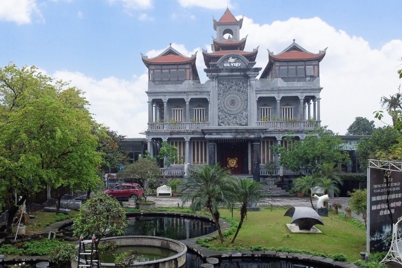 Nhà được xây dựng chủ yếu bằng đá xanh Ninh Vân kết hợp với lượng nhỏ đồ gỗ, bêtông và ngói đỏ. "Khoảng 1.000 m3 đá tương đương 3.000 tấn đã sử dụng cho công trình này", ông Quang nói.