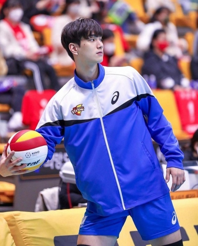 Sở hữu chiều cao 195cm, cùng với gương mặt đẹp trai ngời ngời như một tài tử. Anh là 1 tài năng ở đội tuyển bóng chuyền quốc gia. Anh luôn là một trong những cầu thủ có sức bật tốt nhất và giúp đội nhà nhiều lần giành chiến thắng đầy thuyết phục.