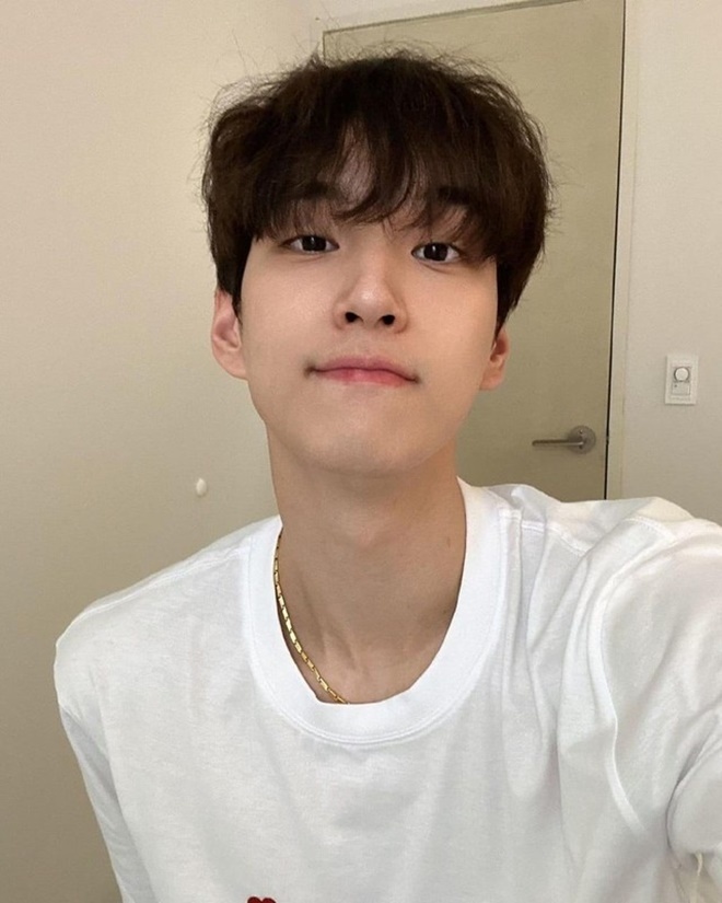 Ngoài đời, Lim Sung Jin nhiều lần tự tin khoe mặt mộc bằng loạt ảnh selfie. Có thể thấy, dù bận rộn với lịch trình tập luyện, làn da của nam VĐV vẫn căng mịn, khiến nhiều chị em phải ghen tỵ