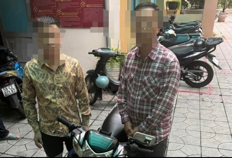 Hai đối tượng thời điểm bị bắt quả tang. Ảnh: Công an nhân dân