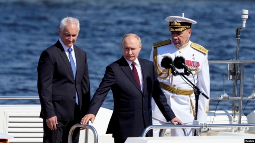 Tổng thống Putin tham dự lễ duyệt binh kỷ niệm Ngày Hải quân Nga. Ảnh: Reuters