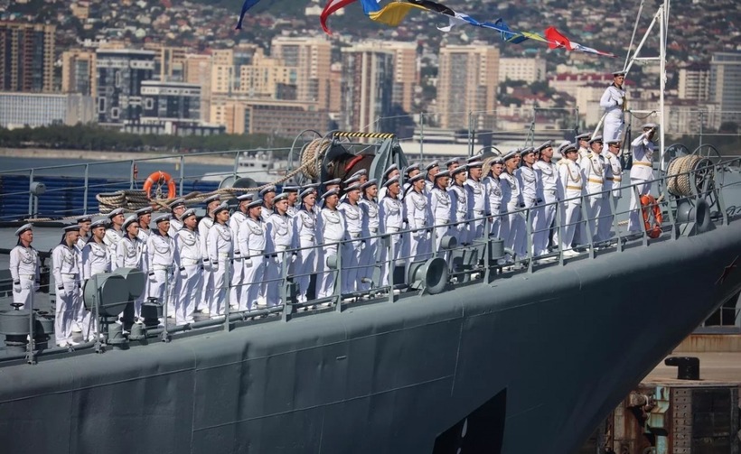 Các thủy thủ Nga ở cuộc duyệt binh kỷ niệm Ngày Hải quân tại Novorossiysk. Ảnh: Ria Novosti