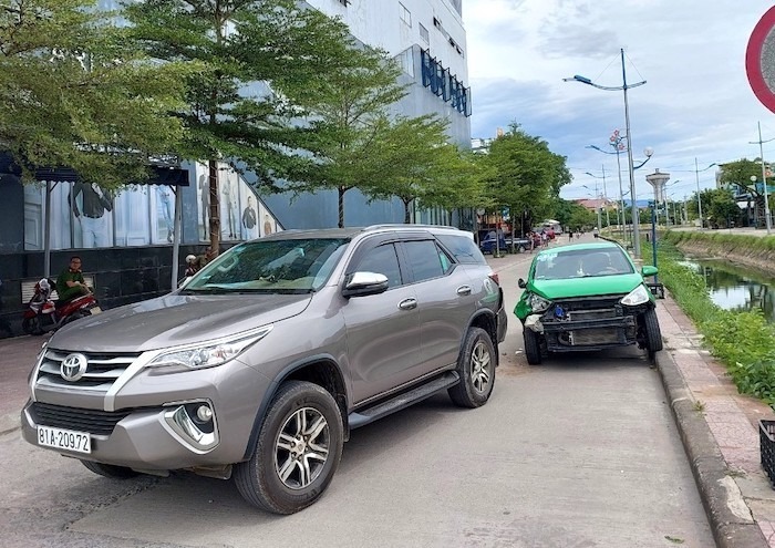 Vụ tai nạn khiến xe ô tô bị hư hỏng. Ảnh: Lao động