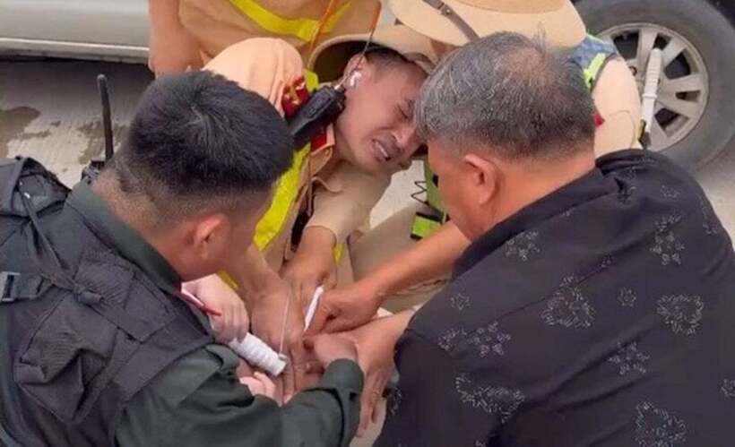Đại úy Bùi Chí Công đã nhanh chóng tiếp cận và dùng ngón tay cái đưa vào miệng để ngăn cháu bé cắn vào lưỡi