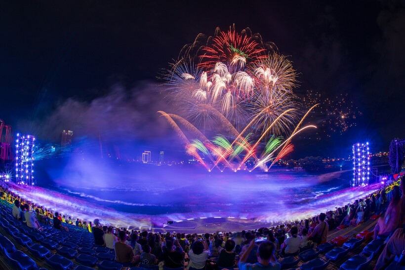 Tiết mục “dệt hoa trời hạ” kéo dài 10 phút với hàng loạt hiệu ứng pháo bắt mắt trong show diễn Symphony of River