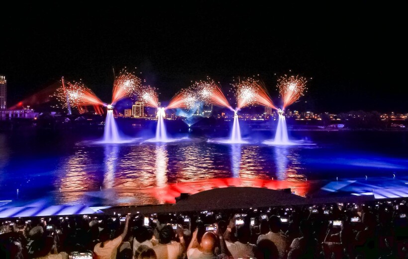 Những vận động viên với đôi cánh pháo hoa lấp lánh trên vai, tô điểm thêm cho mặt sông Hàn về đêm thêm thần tiên, huyền diệu