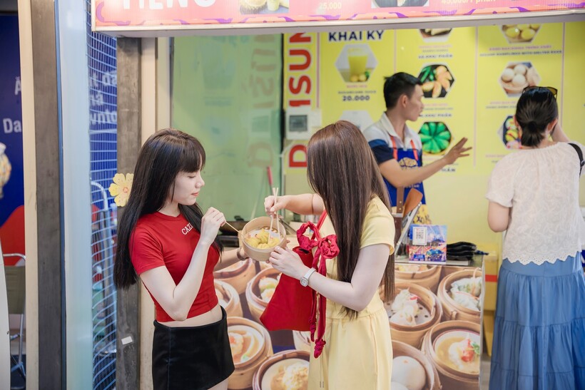 Nhiều bạn trẻ hào hứng khi vừa ăn ngon lại được “check-in” thả ga tại không gian sôi động của chợ Vui Fest