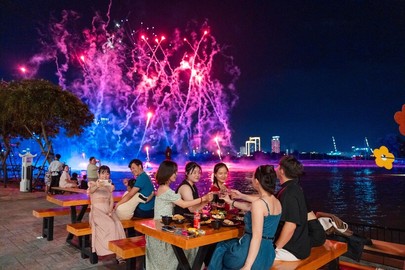 Giới trẻ thích thú với trải nghiệm vừa ăn tối vừa ngắm pháo hoa tại nhà hàng ven sông thuộc Da Nang Downtown