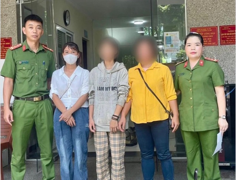 Gia đình từ Phú Thọ đến đón cháu Đ. tại Công an phường Tứ Liên. Ảnh: Hà Nội Mới