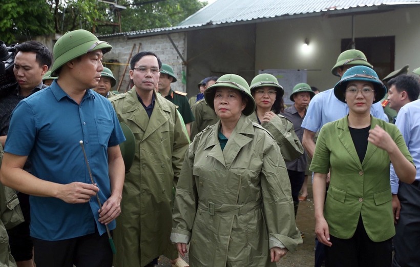Bí thư Thành ủy Hà Nội Bùi Thị Minh Hoài thị sát tình hình ngập lụt tại huyện Chương Mỹ. Ảnh: Giao thông