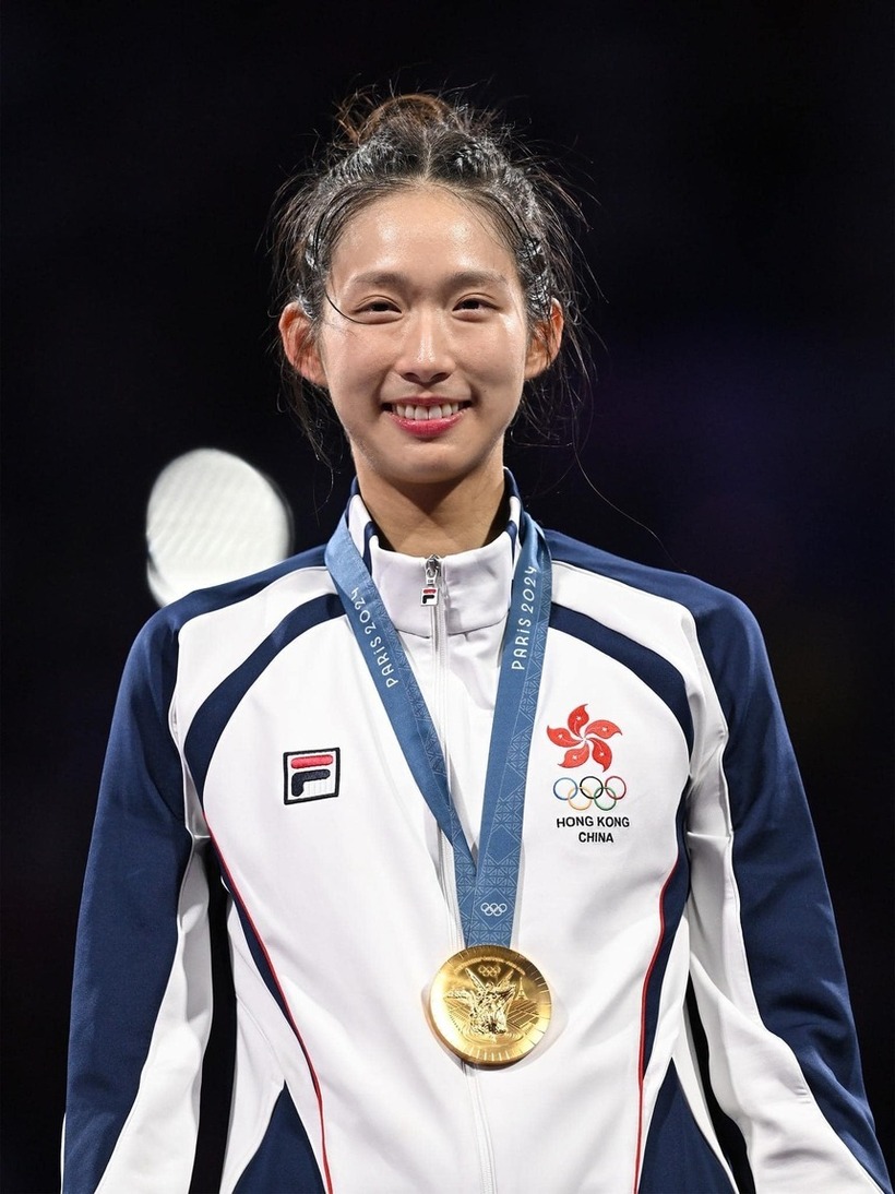 Nữ kiếm thủ mang về tấm huy chương vàng đầu tiên cho đoàn thể thao Hong Kong (Trung Quốc) tại Olympic 2024.