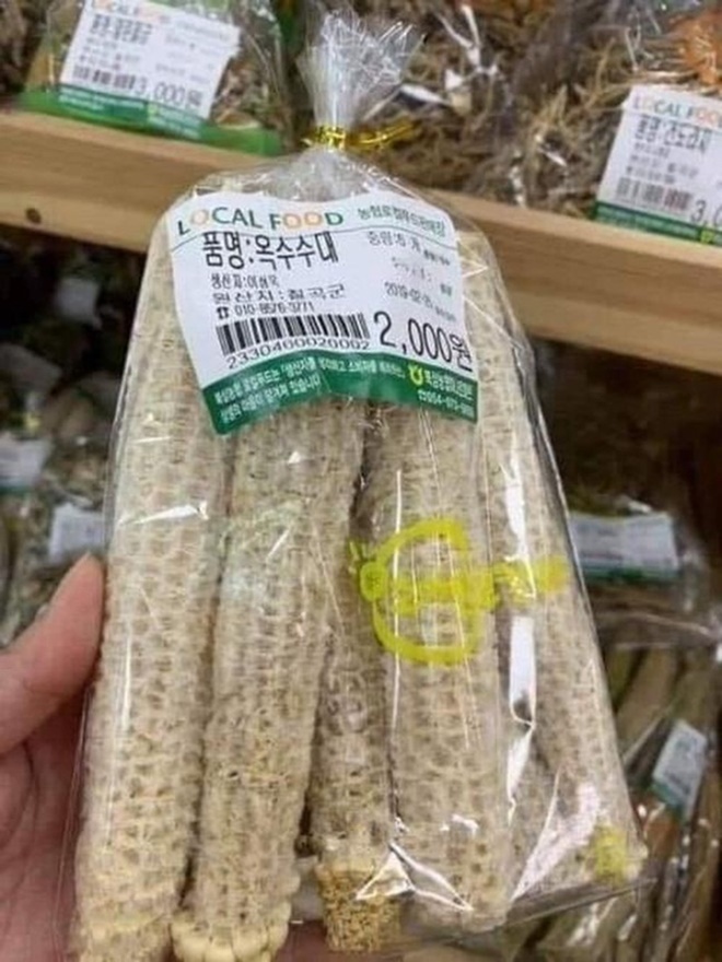 Tại Hàn Quốc, lõi ngô được bày bán trong các siêu thị với giá 2.000 won (khoảng 40.000 đồng) cho một gói 4-5 lõi.