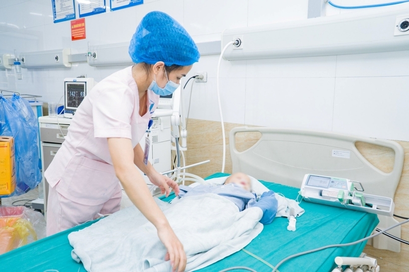 Bệnh nhi tiếp tục được theo dõi ở khoa Nhi. Ảnh: Gia Đình Việt Nam