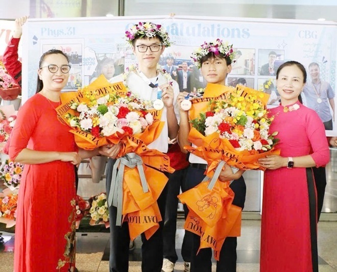 Em Trần Thế Công (bên trái) và Trương Phi Hùng cùng với phụ huynh. Ảnh: Báo Tiền phong.