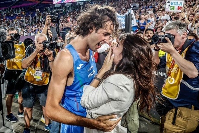 Gianmarco và vợ tại Olympic 2020. Ảnh: Tamberi.