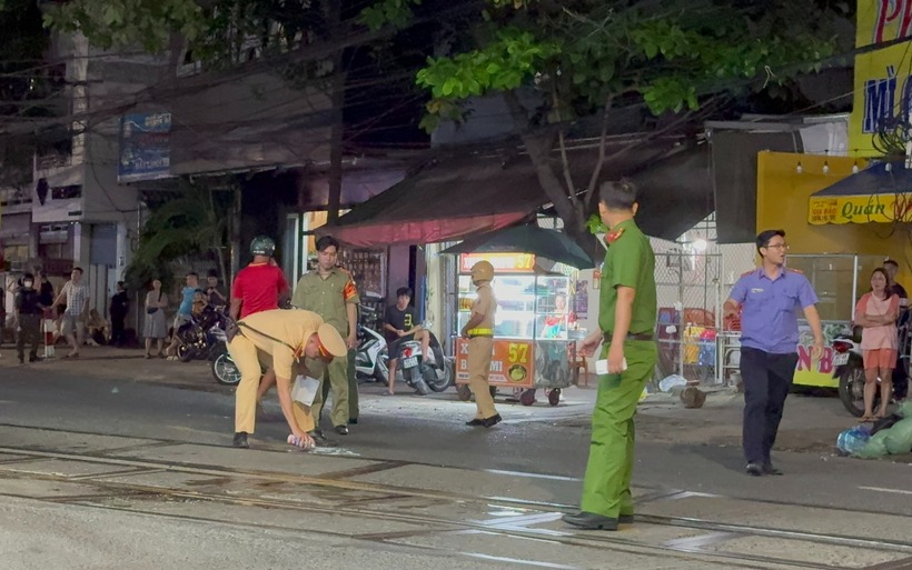 Công an khám nghiệm hiện trường vụ xe bán tải va chạm tàu hỏa, 2 người chết ở Đồng Nai. Ảnh: Báo Giao thông