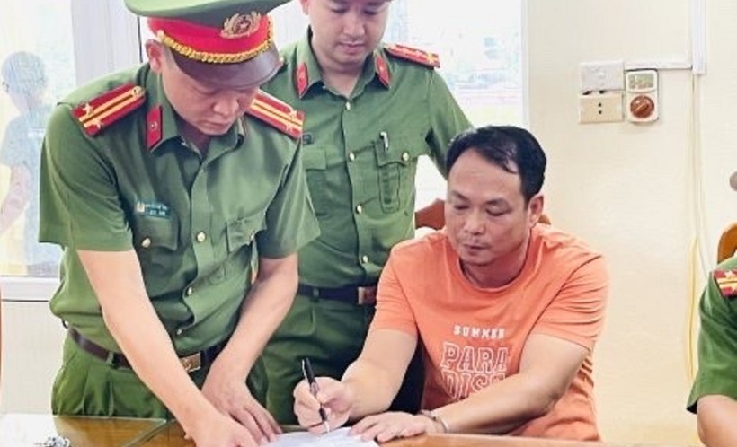 Nguyễn Đại Thắng ký nhận các quyết định phê chuẩn của Viện kiểm sát. Ảnh: Tiền Phong
