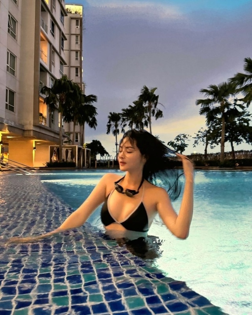 Mới đây trên trang Instagram, "hotgirl thẩm mỹ" Nam Định - Vũ Thanh Quỳnh chia sẻ bức ảnh ở hồ bơi với bộ bikini đen cực quyến rũ.