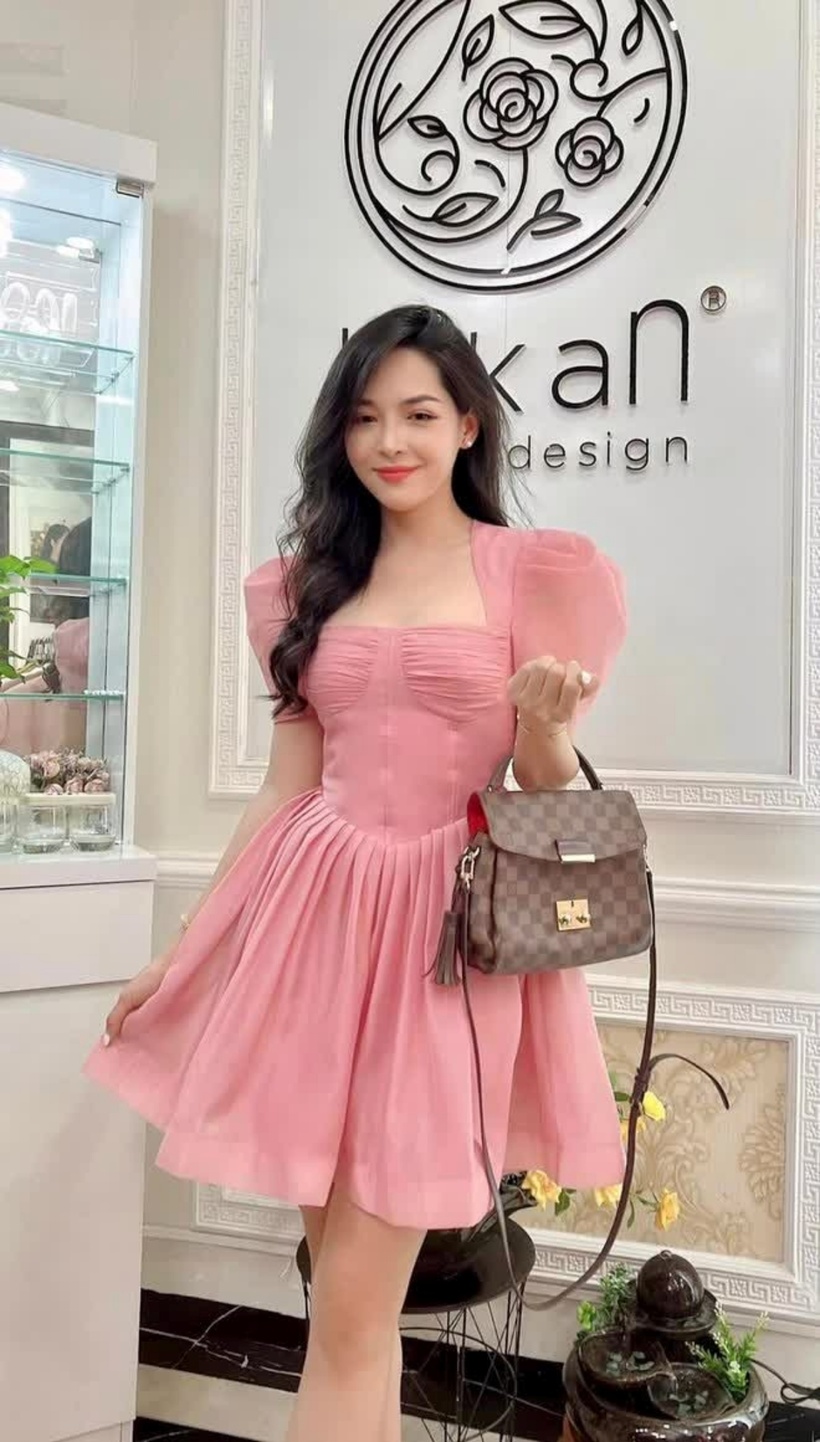 Cuộc đời dường như đã thay đổi với Thanh Quỳnh sau khi cô được tài trợ phẫu thuật từ một chương trình truyền hình và có dung mạo hiện tại.