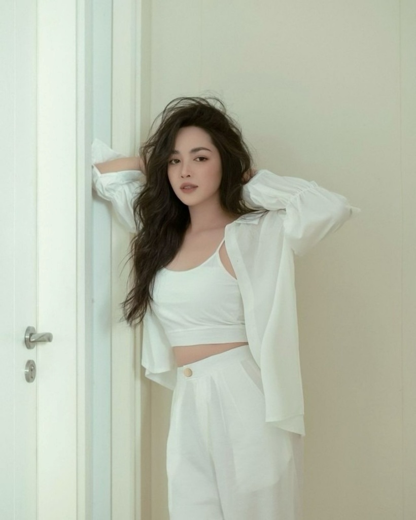 Thanh Quỳnh cũng sở hữu thân hình săn chắc, gọn ghẽ nhờ vào việc luyện tập thể thao hàng ngày. Cô thích chạy bộ, cardio squat và gập bụng để giữ cân nặng vừa phải và vòng eo dao động trong khoảng 60 - 62 cm.